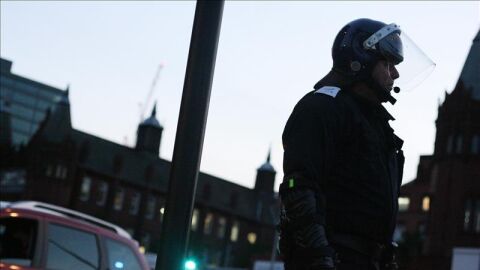 Polic&iacute;a antidisturbios en el centro de Birmingham (Reino Unido)