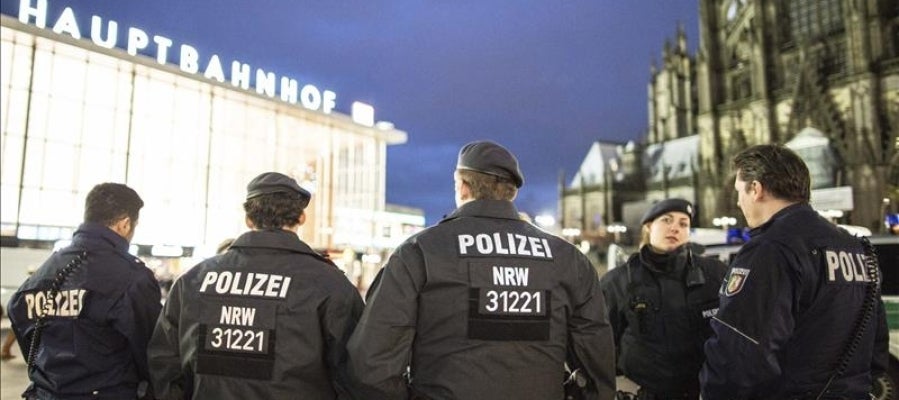 Varios policías patrullan cerca de la estación central de tren de Colonia, Alemania