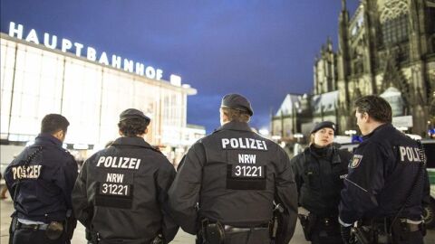 Varios polic&iacute;as patrullan cerca de la estaci&oacute;n central de tren de Colonia, Alemania
