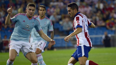 Koke (d) trata de regatear a los jugadores del Celta
