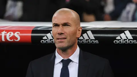 Zidane, en el banquillo del Real Madrid Zidane, en el banquillo del Real Madrid