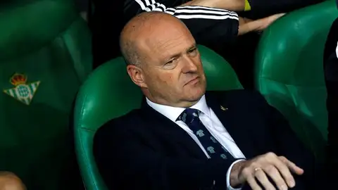 Pepe Mel, pensativo en el banquillo del Betis Pepe Mel, pensativo en el banquillo del Betis