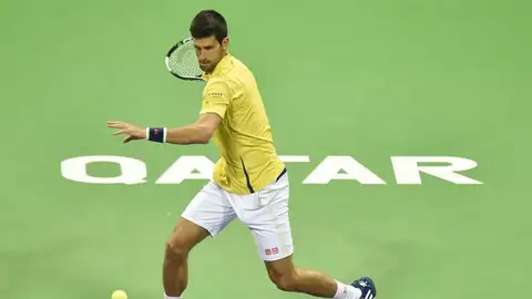 Djokovic devuelve una bola ante Rafa Nadal, en la final de Doha Djokovic devuelve una bola ante Rafa Nadal, en la final de Doha