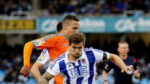 El defensa de la Real Sociedad &Iacute;&ntilde;igo Mart&iacute;nez disputa un bal&oacute;n con el delantero del Valencia Rodrigo Moreno