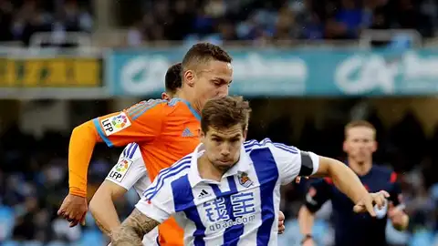 El defensa de la Real Sociedad Íñigo Martínez disputa un balón con el delantero del Valencia Rodrigo Moreno El defensa de la Real Sociedad Íñigo Martínez disputa un balón con el delantero del Valencia Rodrigo Moreno