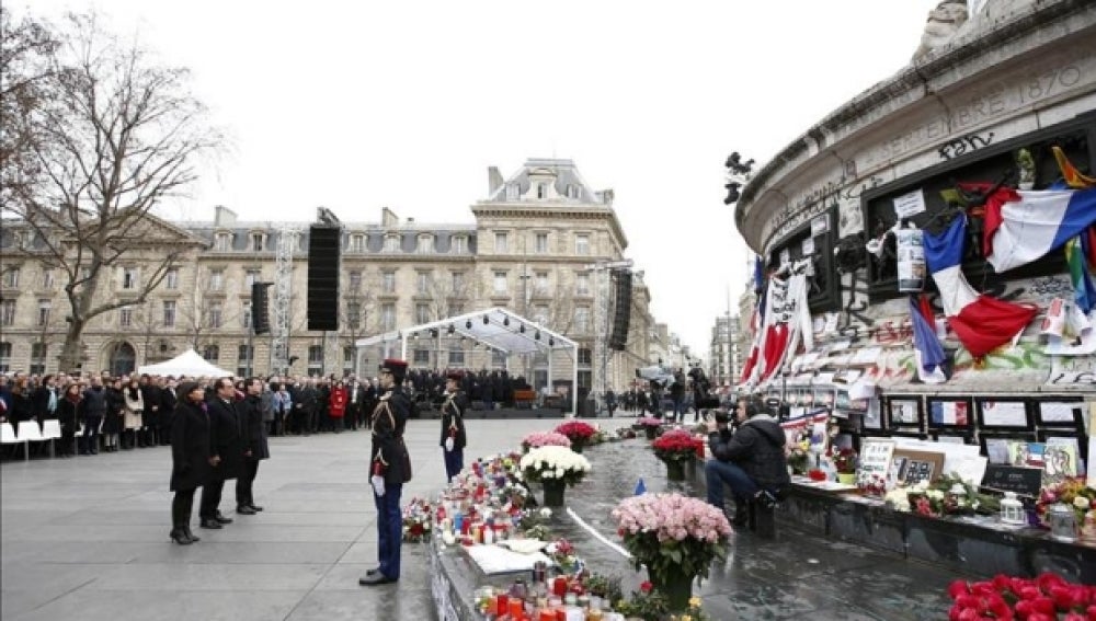 Las autoridades francesas rinden un sobrio homenaje a las víctimas del terrorismo en París 