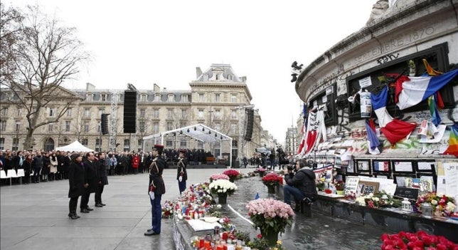 Homenaje sobrio y solemne a la víctimas del terrorismo de París en la plaza de la República Homenaje sobrio y solemne a la víctimas del terrorismo de París en la plaza de la República