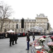 Las autoridades francesas rinden un sobrio homenaje a las víctimas del terrorismo en París 