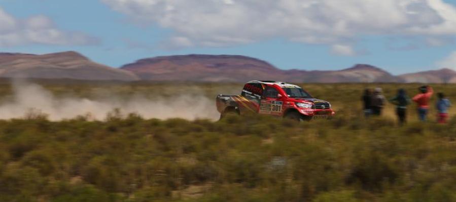 Espectadores presencian la séptima etapa del Dakar Espectadores presencian la séptima etapa del Dakar