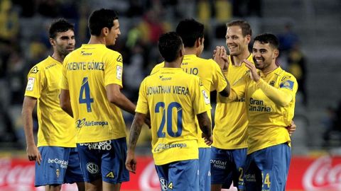 Los jugadores de la UD Las Palmas celebran el gol marcado por el centrocampista Tana Dom&iacute;nguez ante el M&aacute;laga