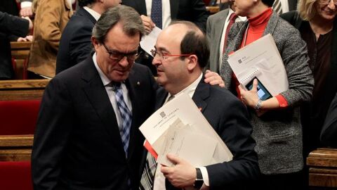 El presidente de la Generalitat en funciones, Artur Mas (i), conversa con el l&iacute;der del PSC, Miquel Iceta (d), durante el pleno del Parlamento catal&aacute;n, que celebra hoy una sesi&oacute;n expr&eacute;s para investir a Carles Puigdemont como presidente de la Generalitat como relevo de Artur Mas, tras el pacto in extremis entre Junts pel S&iacute; y la CUP