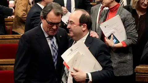 Miquel Iceta El presidente de la Generalitat en funciones, Artur Mas (i), conversa con el líder del PSC, Miquel Iceta (d), durante el pleno del Parlamento catalán, que celebra hoy una sesión exprés para investir a Carles Puigdemont como presidente de la Generalitat como relevo de Artur Mas, tras el pacto in extremis entre Junts pel Sí y la CUP