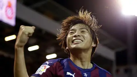 Inui celebra su gol frente al Espanyol Inui celebra su gol frente al Espanyol