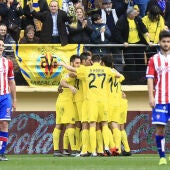 Los jugadores del Villarreal celebran un gol ante el Sporting