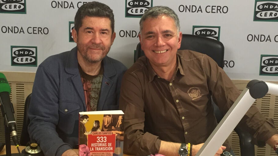 El periodista Carlos Santos con Juan Ram&oacute;n Lucas en los estudios de Onda Cero Madrid