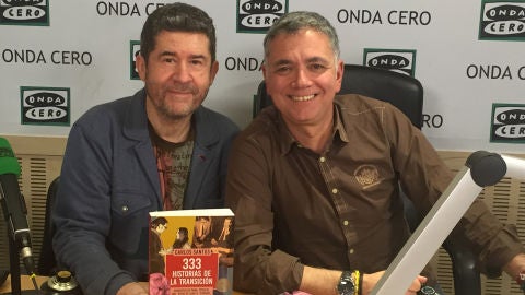 El periodista Carlos Santos con Juan Ram&oacute;n Lucas en los estudios de Onda Cero Madrid