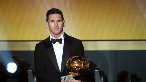 Leo Messi sostiene su quinto Balón de Oro Leo Messi sostiene su quinto Balón de Oro