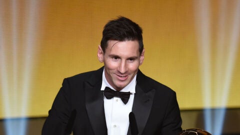Leo Messi posa con su quinto Bal&oacute;n de Oro
