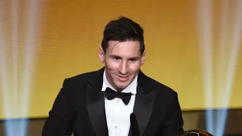 Leo Messi posa con su quinto Balón de Oro Leo Messi posa con su quinto Balón de Oro