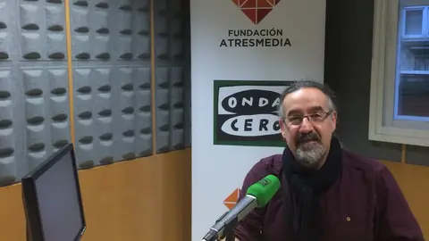 Bieito Romero en Onda Cero Galicia A voz e o fundador do grupo Luar na Lubre en Gente Viajera de Galicia, Bieto Romero