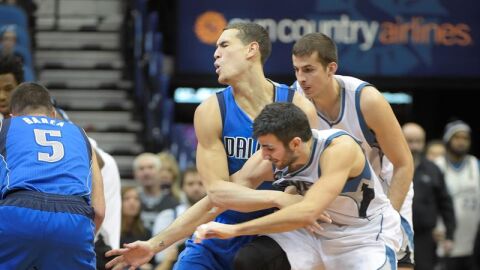 El jugador espa&ntilde;ol de Minnesota Timberwolves Ricky Rubio disputa el bal&oacute;n con Dwight Powell