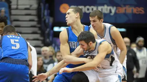 Ricky Rubio El jugador español de Minnesota Timberwolves Ricky Rubio disputa el balón con Dwight Powell