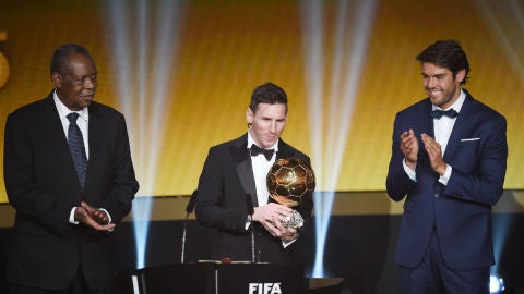 Leo Messi recibe el Bal&oacute;n de Oro de manos de Kak&aacute;