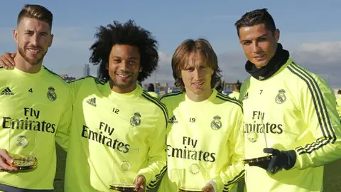 Los jugadores del Madrid posan con sus trofeos por el once ideal de la FIFA Los jugadores del Madrid posan con sus trofeos por el once ideal de la FIFA