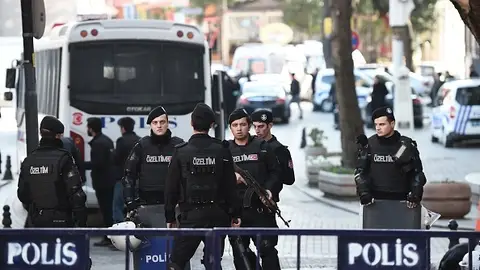 Cordón policial en los alrededores de la Mezquita Azul de Estambul Cordón policial en los alrededores de la Mezquita Azul de Estambul