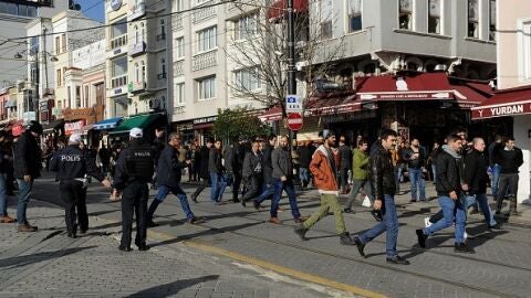 La polic&iacute;a moviliza a la gente en los alrededores de la Mezquita Azul de Estambul