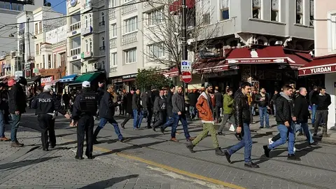 La policía moviliza a la gente en los alrededores de la Mezquita Azul de Estambul La policía moviliza a la gente en los alrededores de la Mezquita Azul de Estambul