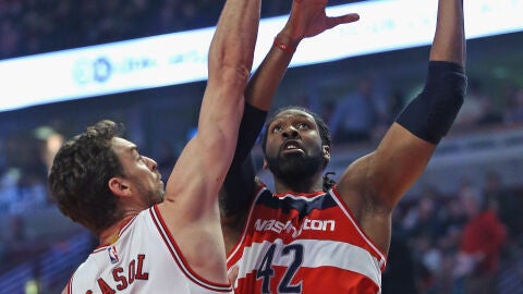 Pau Gasol defiende a Nen&eacute; en el United Center