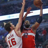 Pau Gasol defiende a Nené en el United Center Pau Gasol defiende a Nené en el United Center