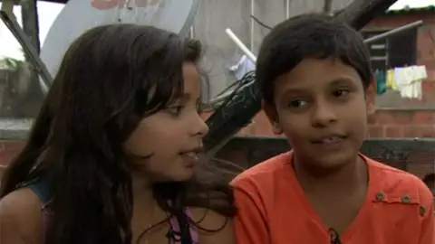 Samira y Samir, los dos hermanos que viven en una favela de Brasil. Samira y Samir, los dos hermanos que viven en una favela de Brasil.