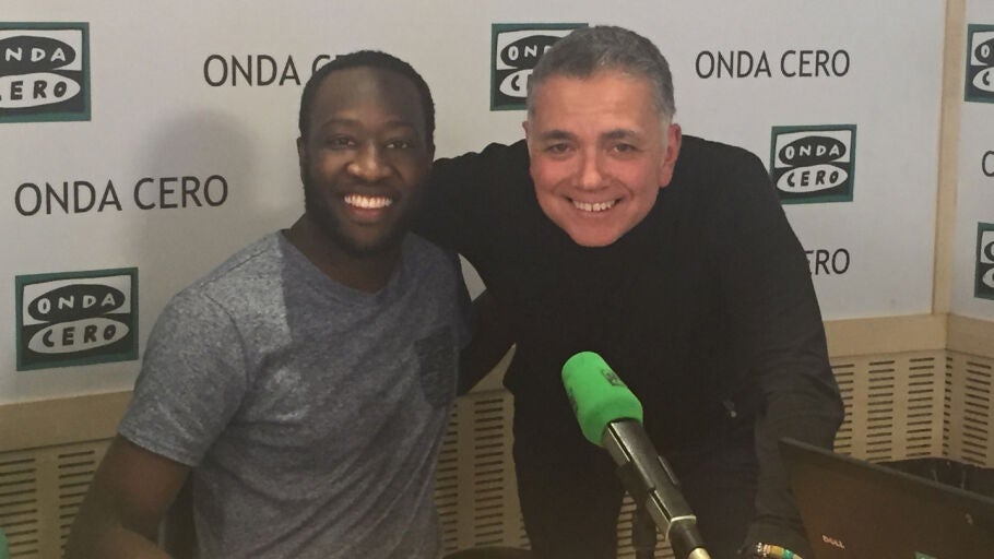 El periodista Mohamed Gerehou y Juan Ram&oacute;n Lucas en los estudios de Onda Cero Madrid