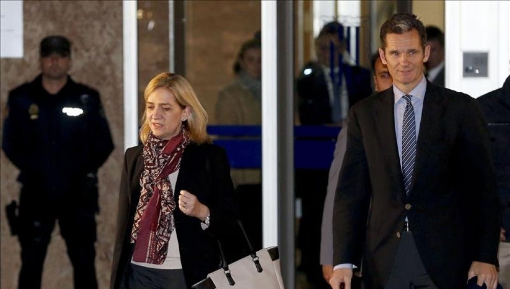 La infanta Cristina y su esposo, Iñaki Urdangarín, a su salida de la sala del juicio del caso Nóos