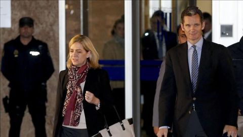 La infanta Cristina y su esposo, I&ntilde;aki Urdangar&iacute;n, a su salida de la sala del juicio del caso N&oacute;os, en el que est&aacute;n acusadas 18 personas, y que ha comenzado hoy en la Escuela Balear de la Administraci&oacute;n P&uacute;blica en Palma.