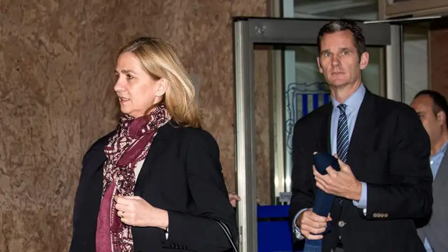 La infanta Cristina sale de los juzgados, en compañía de Iñaki Urdangarin. La infanta Cristina sale de los juzgados, en compañía de Iñaki Urdangarin.