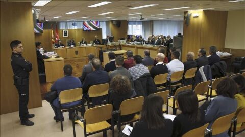Los quince procesados por la tragedia del Madrid Arena, con el empresario Miguel &Aacute;ngel Flores a la cabeza, se sientan hoy en el banquillo de los acusados de la Audiencia Provincial de Madrid para responder ante la Justicia por la muerte de las cinco j&oacute;venes la madrugada del 1 de noviembre de 2012.