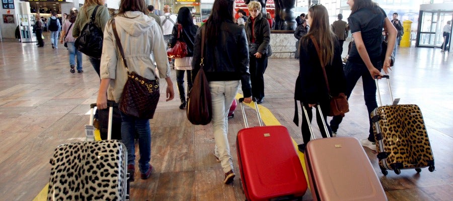 Un grupo de jóvenes en el aeropuerto del Prat Un grupo de jóvenes en el aeropuerto del Prat
