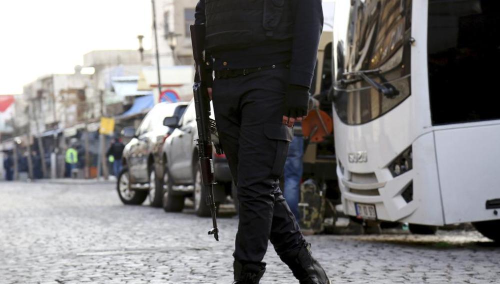 Un policía patrulla las calles de turquía