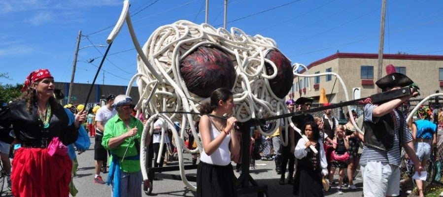 Procesión de seguidores de la Iglesia del Monstruo del Espagueti Volador Procesión de seguidores de la Iglesia del Monstruo del Espagueti Volador