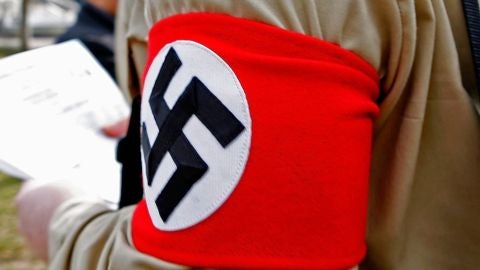 Imagen de un brazalete con la esv&aacute;stica