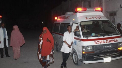 Ambulancia en el lugar del atentado en Mogadiscio