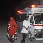 Ambulancia en el lugar del atentado en Mogadiscio