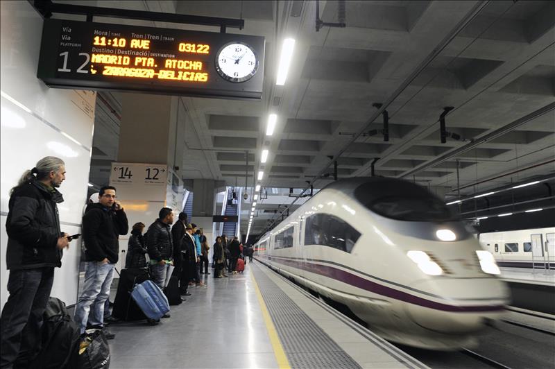 La lucha por el nuevo AVE de Renfe se resolverá entre los españoles Talgo y CAF La lucha por el nuevo AVE de Renfe se resolverá entre los españoles Talgo y CAF