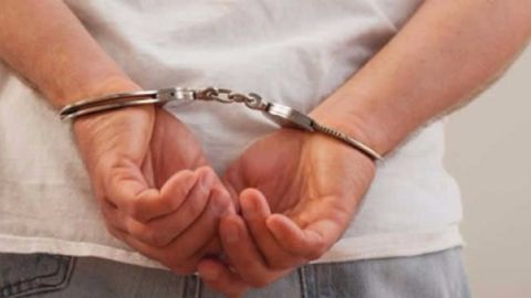 Un hombre detenido y esposado