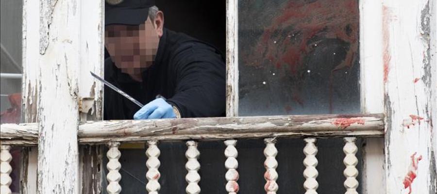 La Policía analiza la ventana desde la que fue arrojada una bebé en Vitoria La Policía analiza la ventana desde la que fue arrojada una bebé en Vitoria
