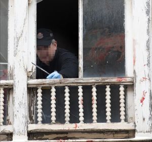 La Policía analiza la ventana desde la que fue arrojada una bebé en Vitoria La Policía analiza la ventana desde la que fue arrojada una bebé en Vitoria