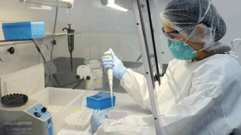 Una microbi&oacute;loga en el laboratorio